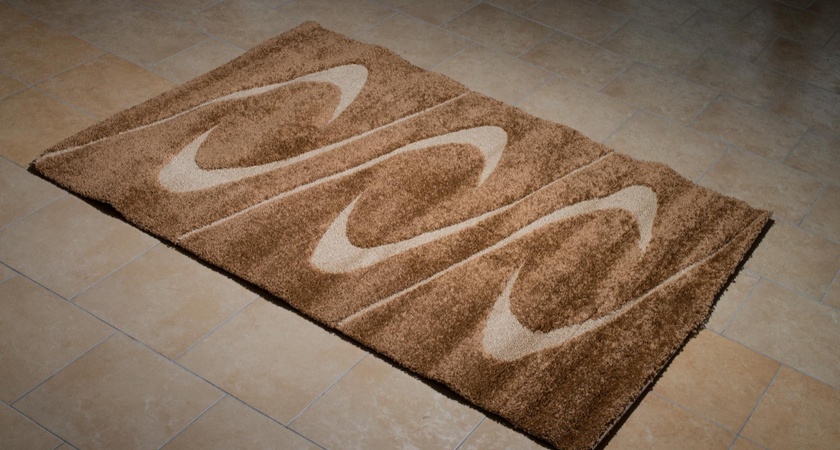 Изберете килим според подовата настилка