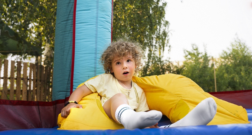 и детска площадка у дома батут пясъчник