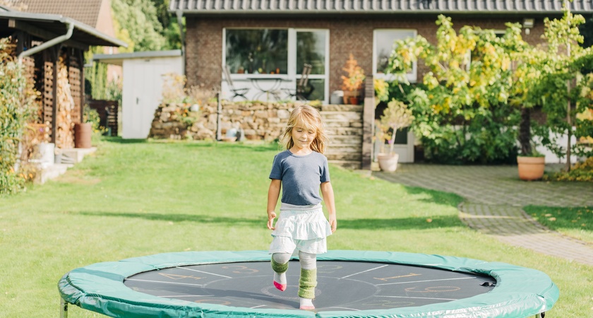 пясъчник у дома батут и детска площадка