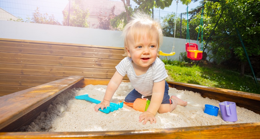 батут, пясъчник и детска у дома площадка