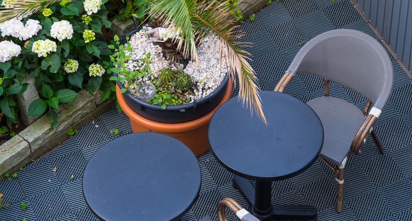 компактни за тераса маси